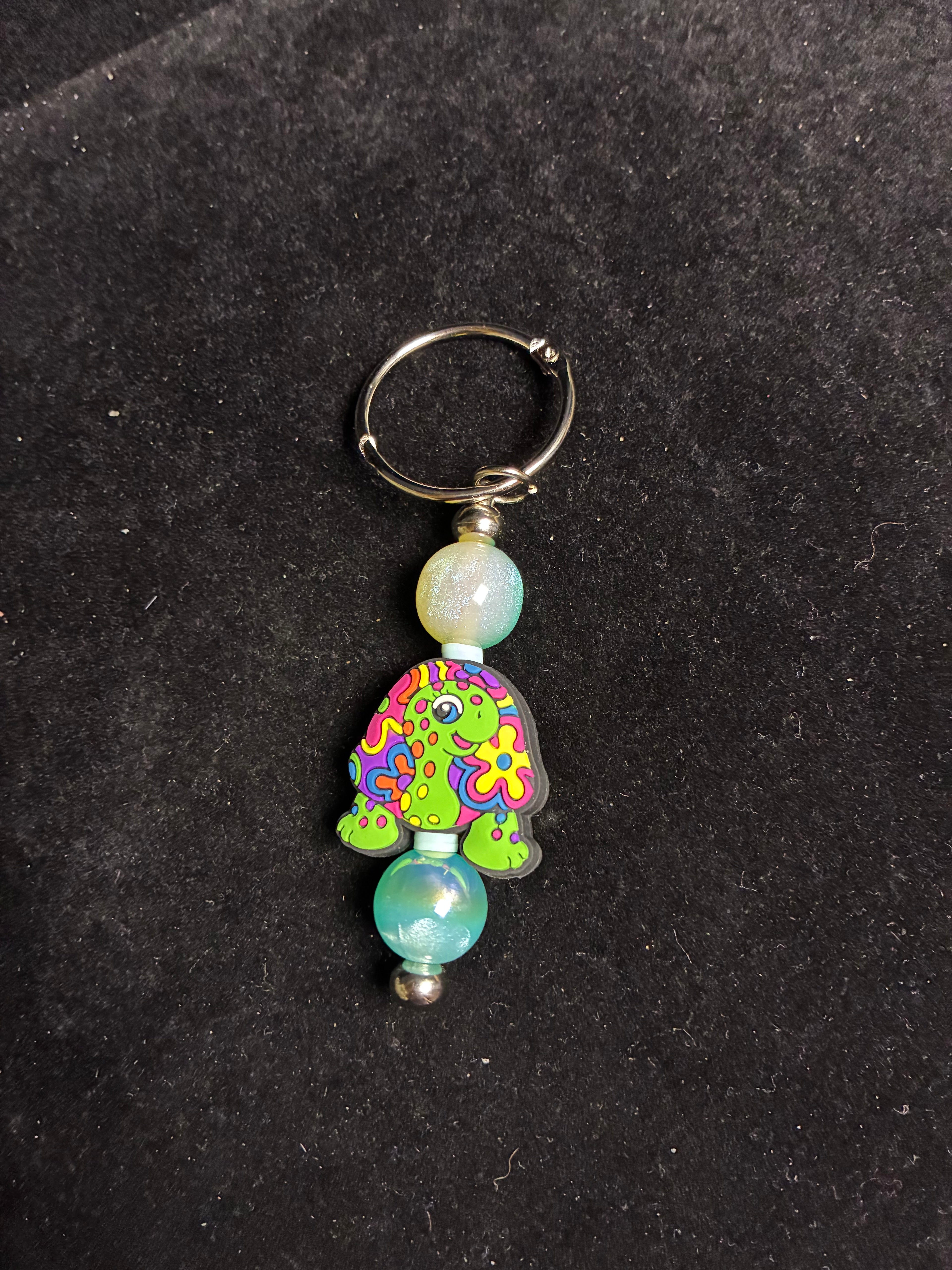 Porte clé tortue perles de verre et résine LES MERVEILLES DE SONIA