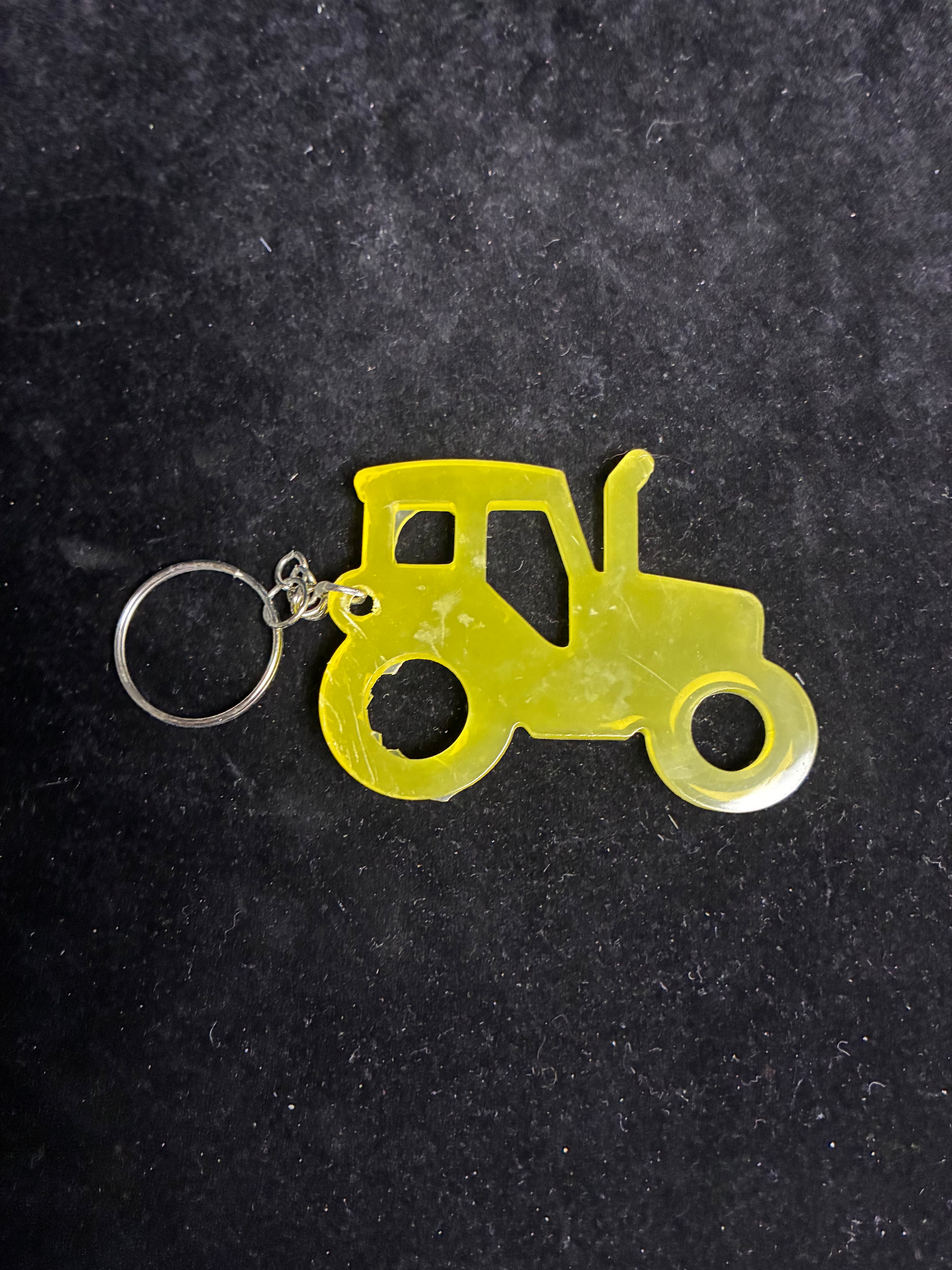 Porte clé tracteur jaune LES MERVEILLES DE SONIA