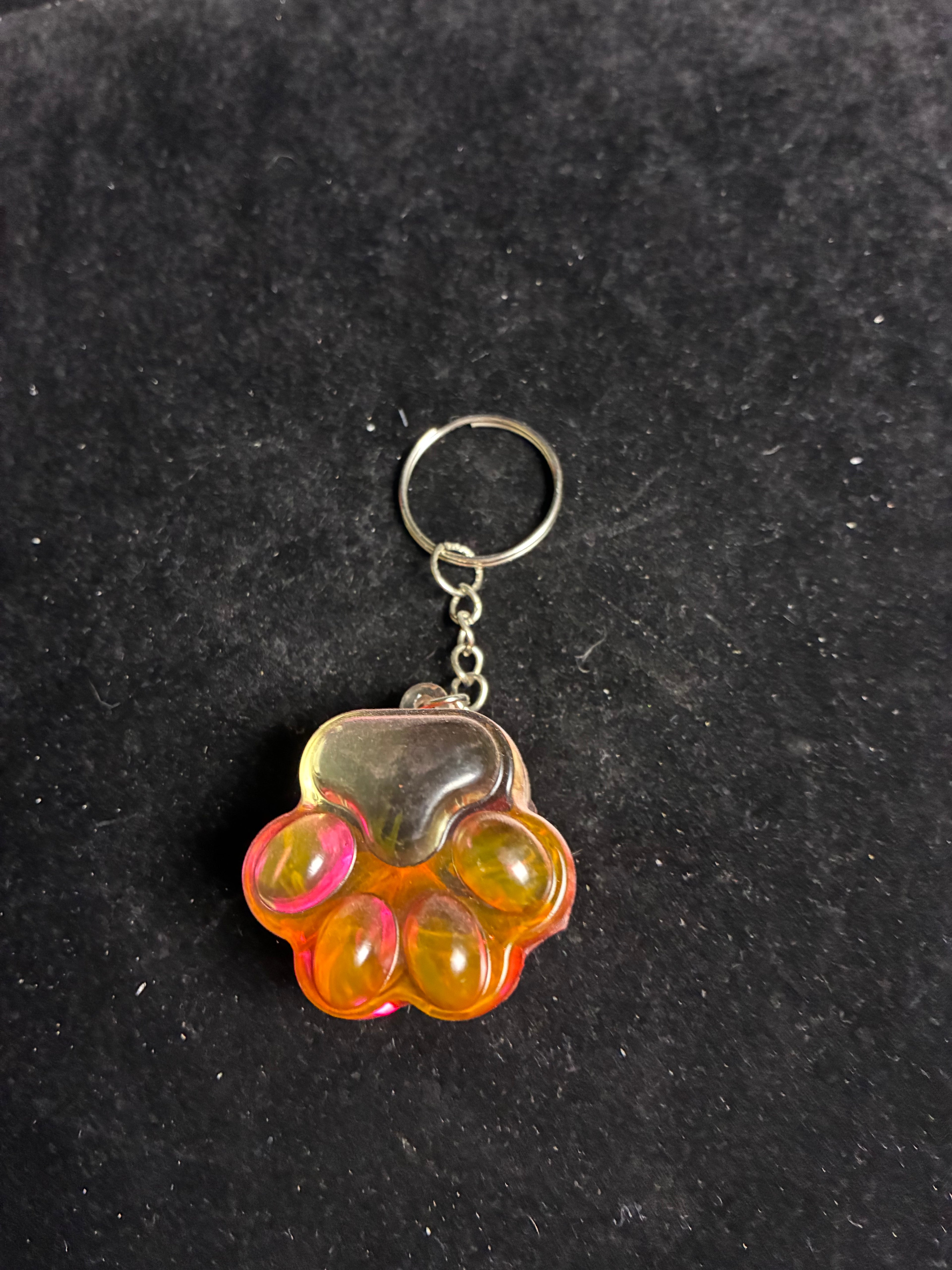 Porte clé pattes de chien transparente rose LES MERVEILLES DE SONIA