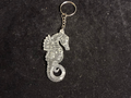 Porte clé hippocampe gris LES MERVEILLES DE SONIA
