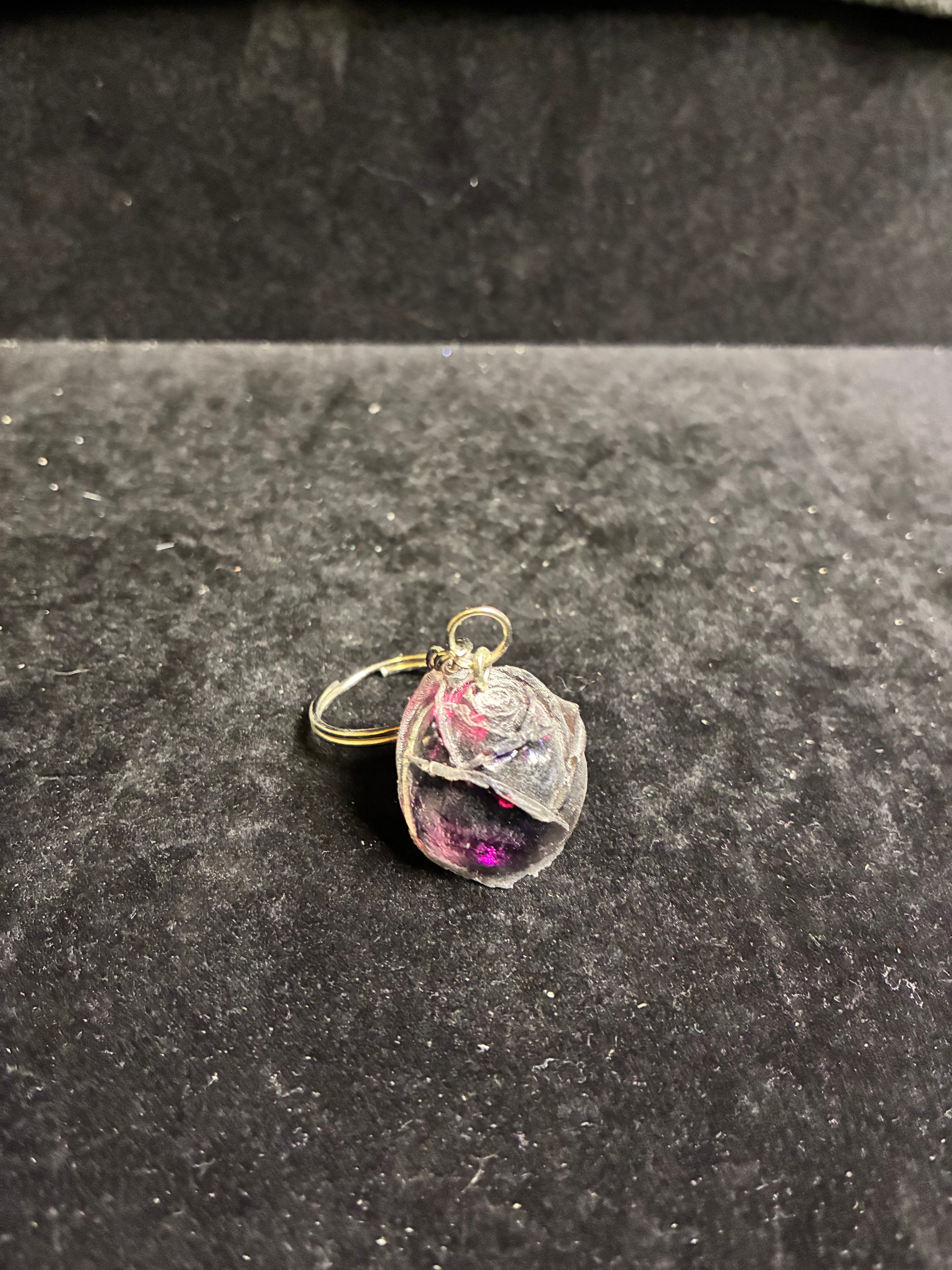 Porte clé fleur noir et rose résine LES MERVEILLES DE SONIA