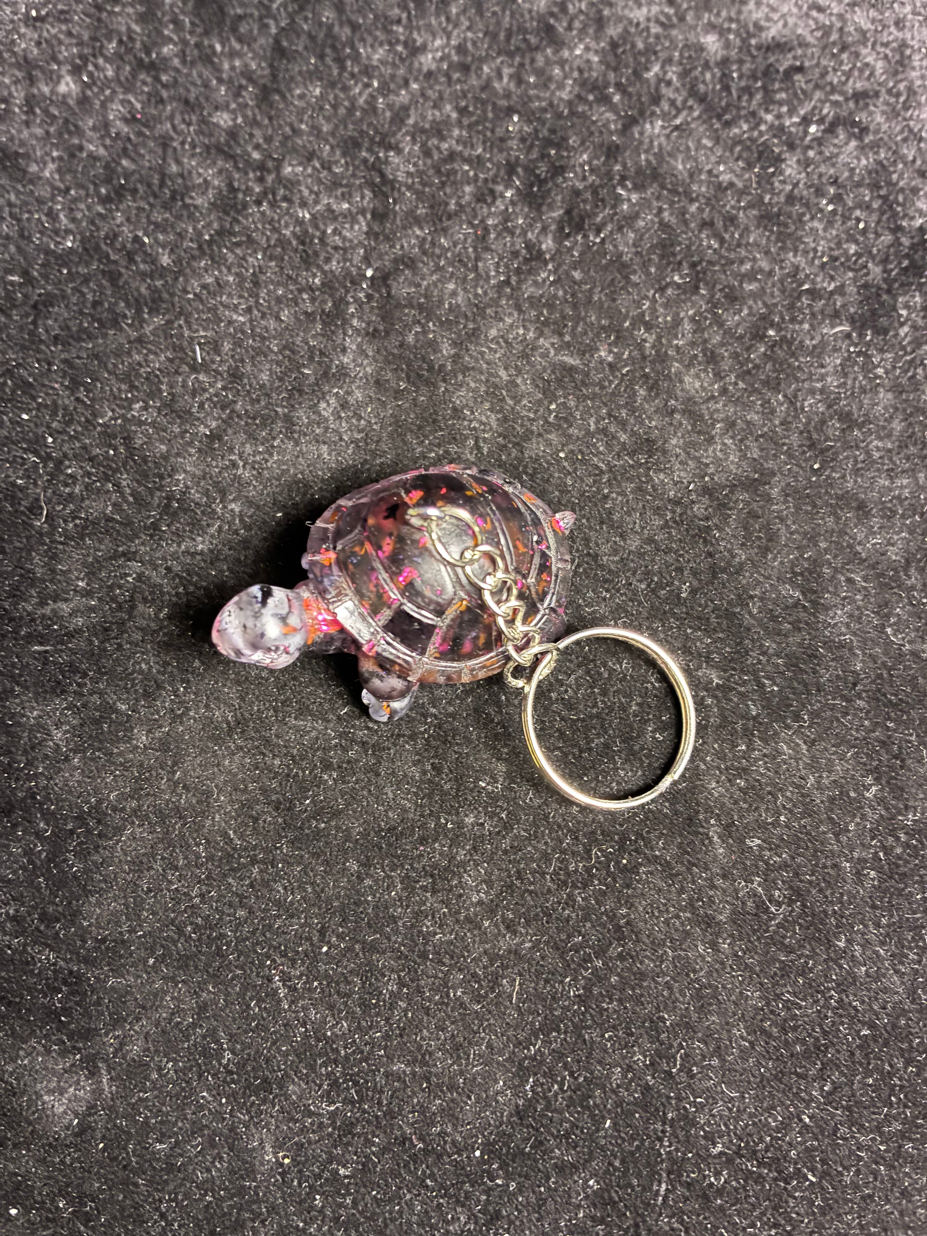 Porte clé tortue noire rose LES MERVEILLES DE SONIA