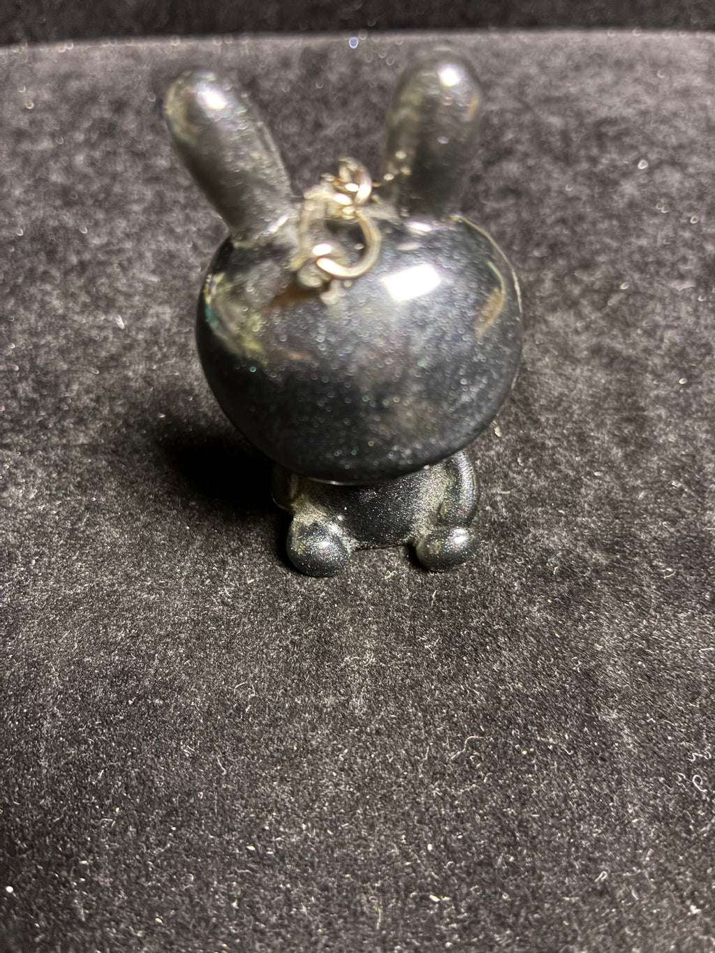 Porte clé lapin assis noir LES MERVEILLES DE SONIA