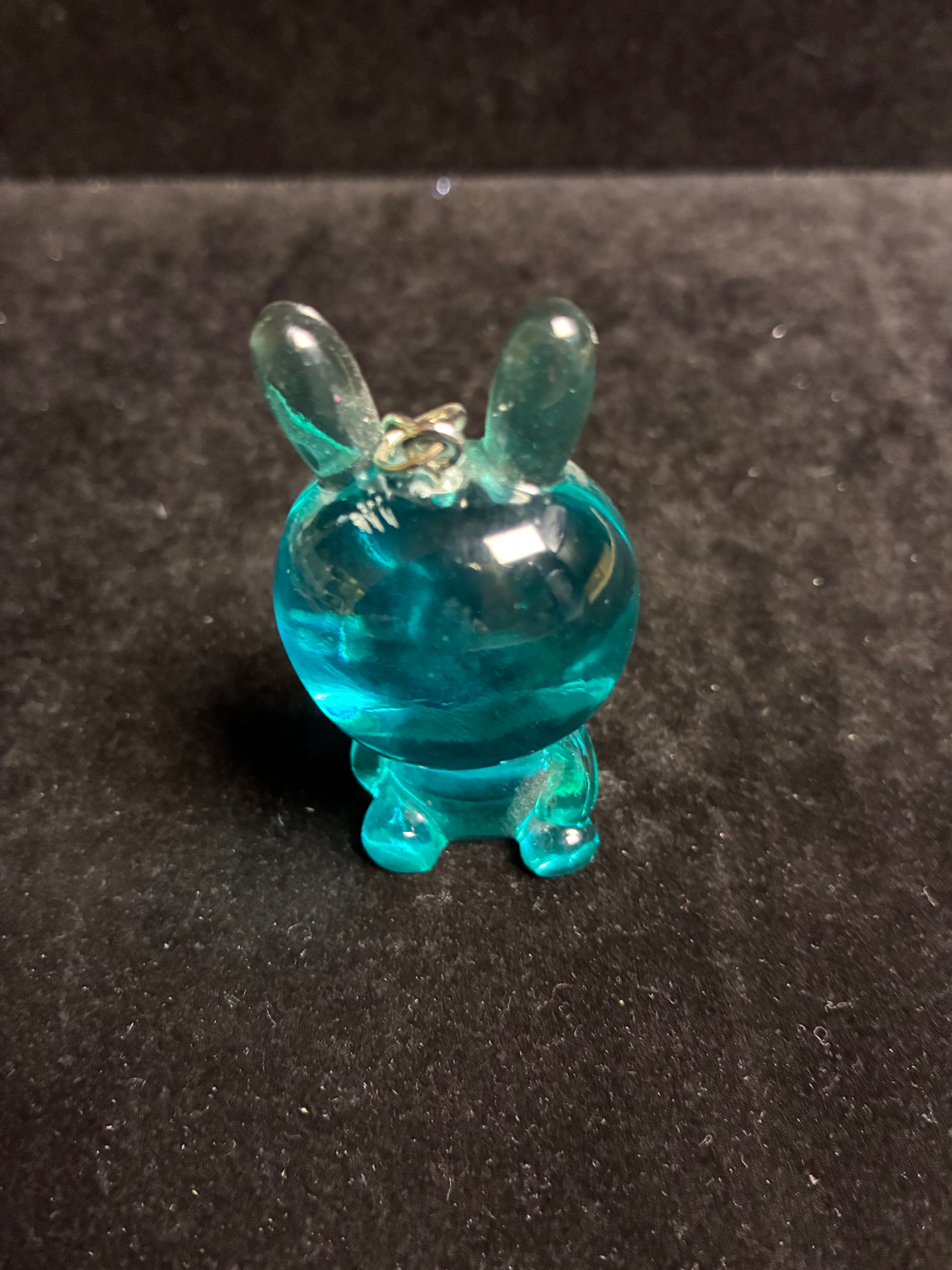 Porte clé lapin assis bleu LES MERVEILLES DE SONIA