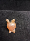 Porte clé lapin assis rose LES MERVEILLES DE SONIA