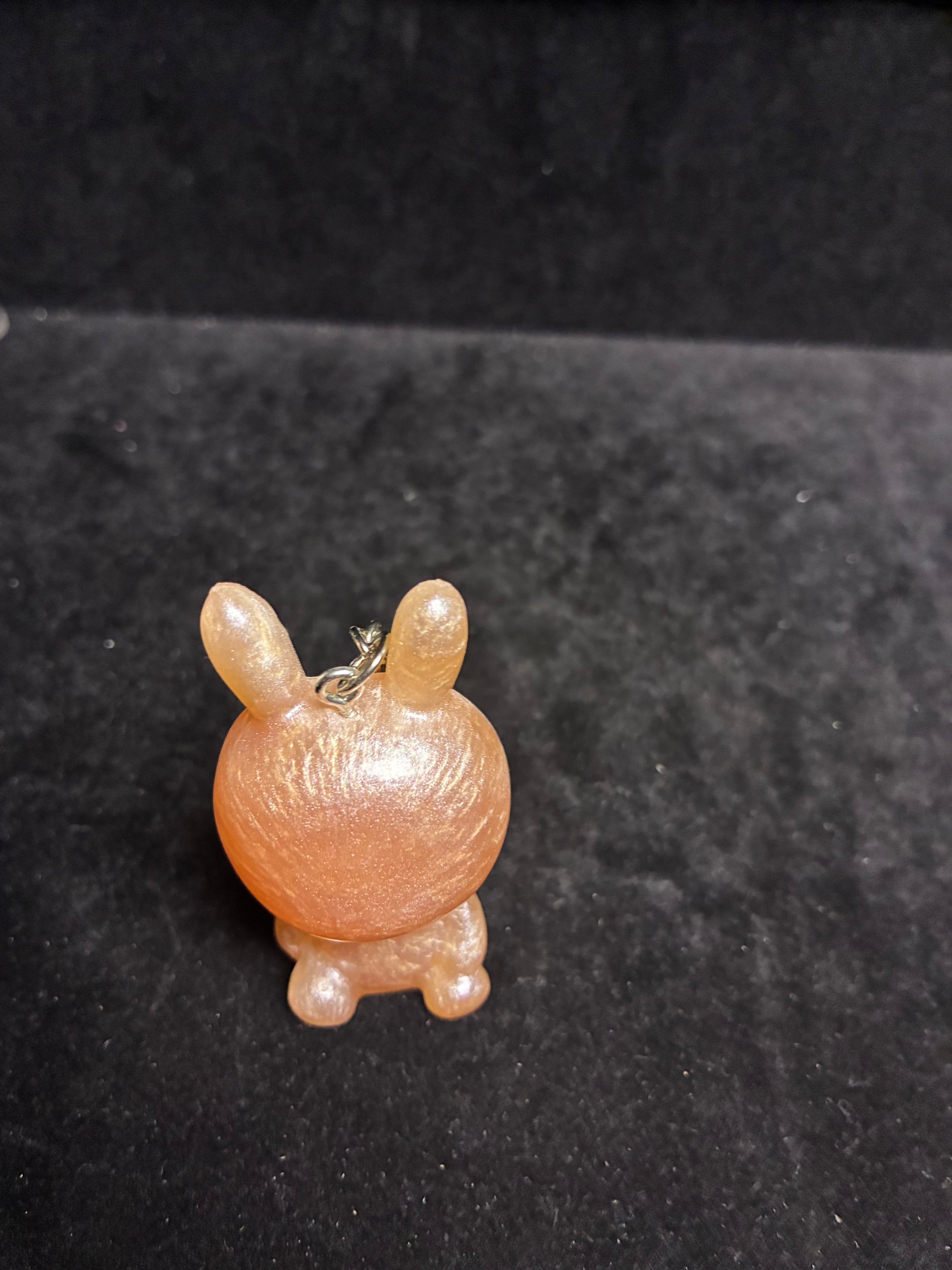 Porte clé lapin assis rose LES MERVEILLES DE SONIA