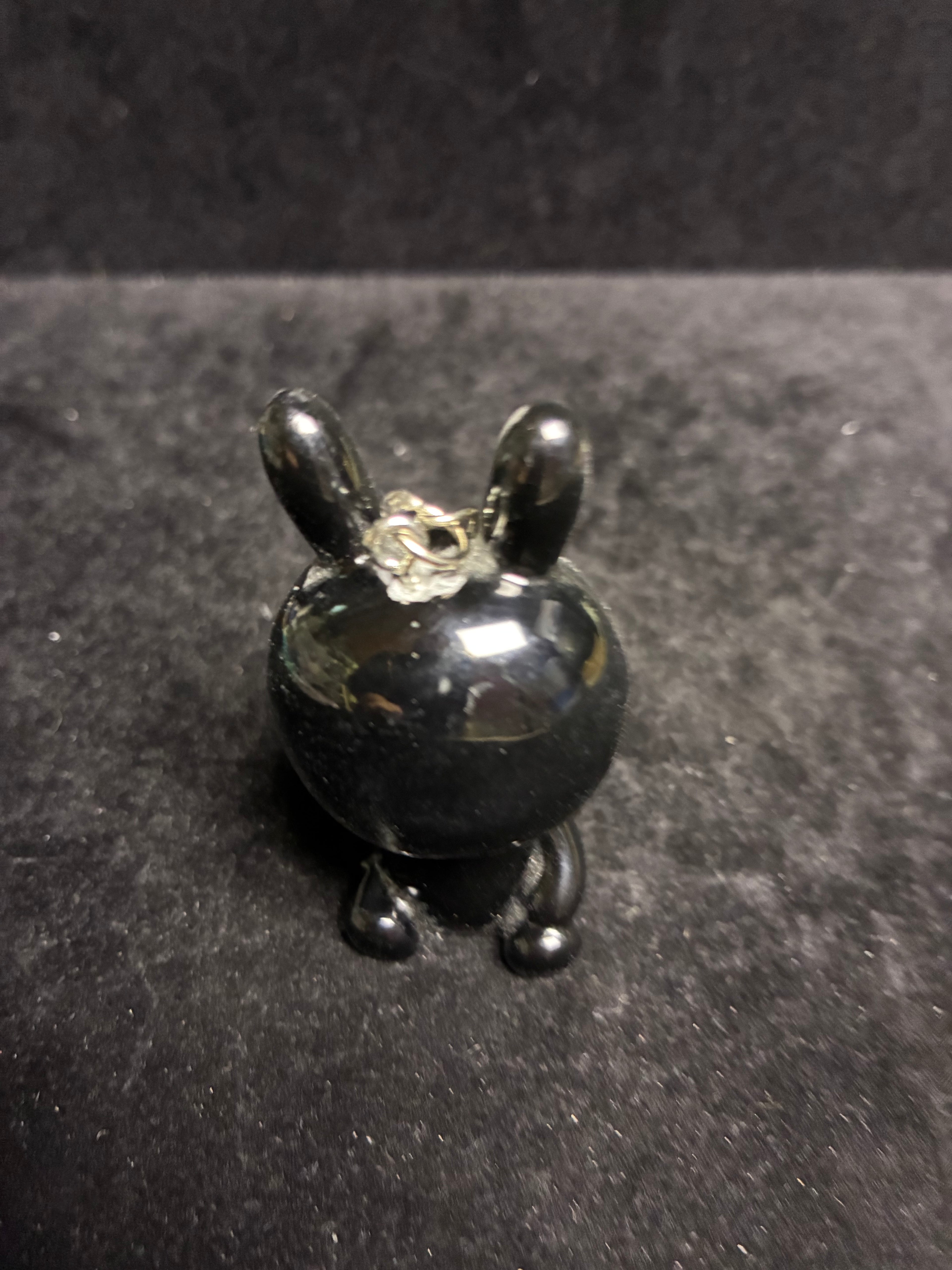 Porte clé lapin assis noir LES MERVEILLES DE SONIA