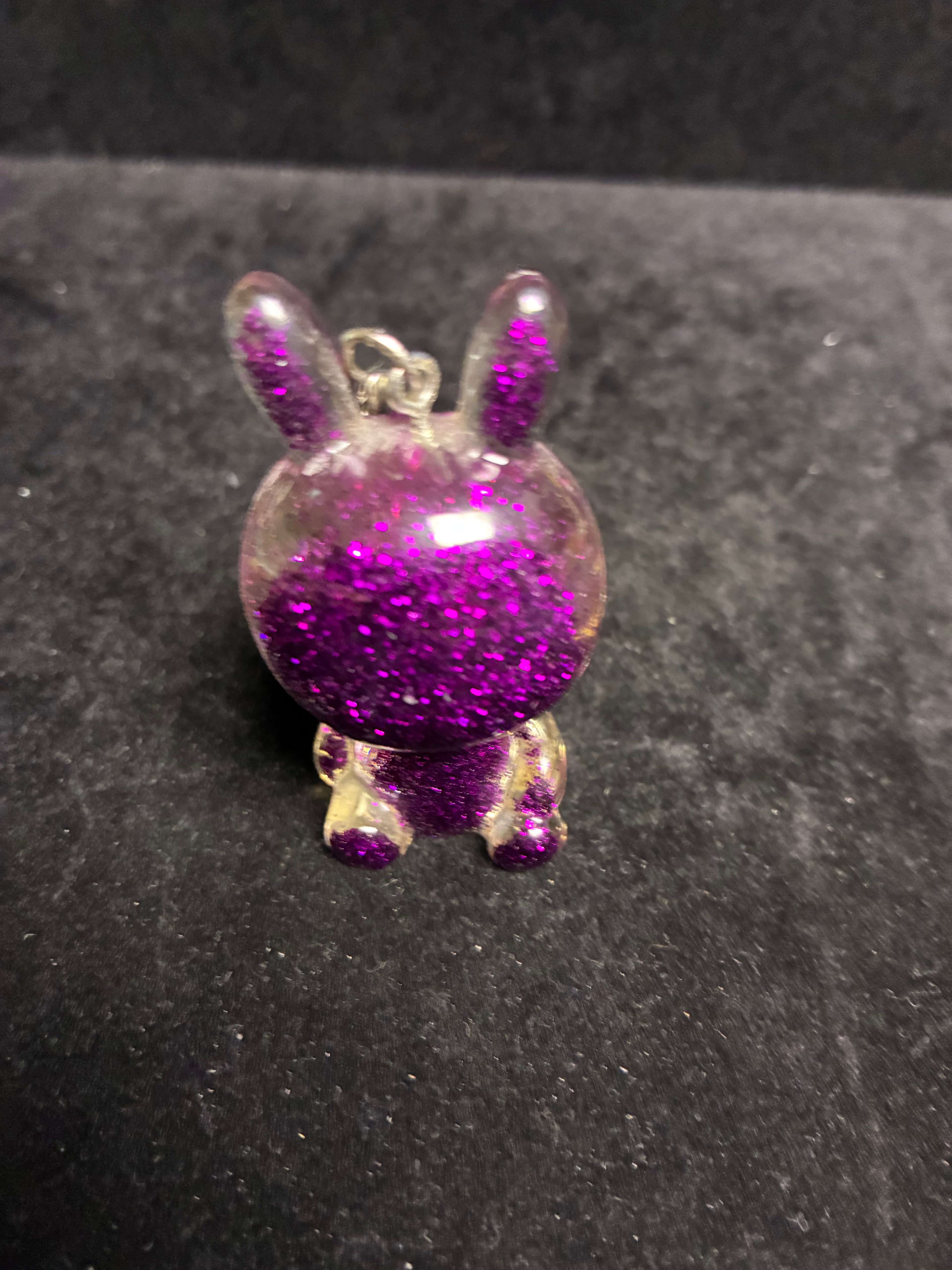Porte clé lapin assis violet LES MERVEILLES DE SONIA