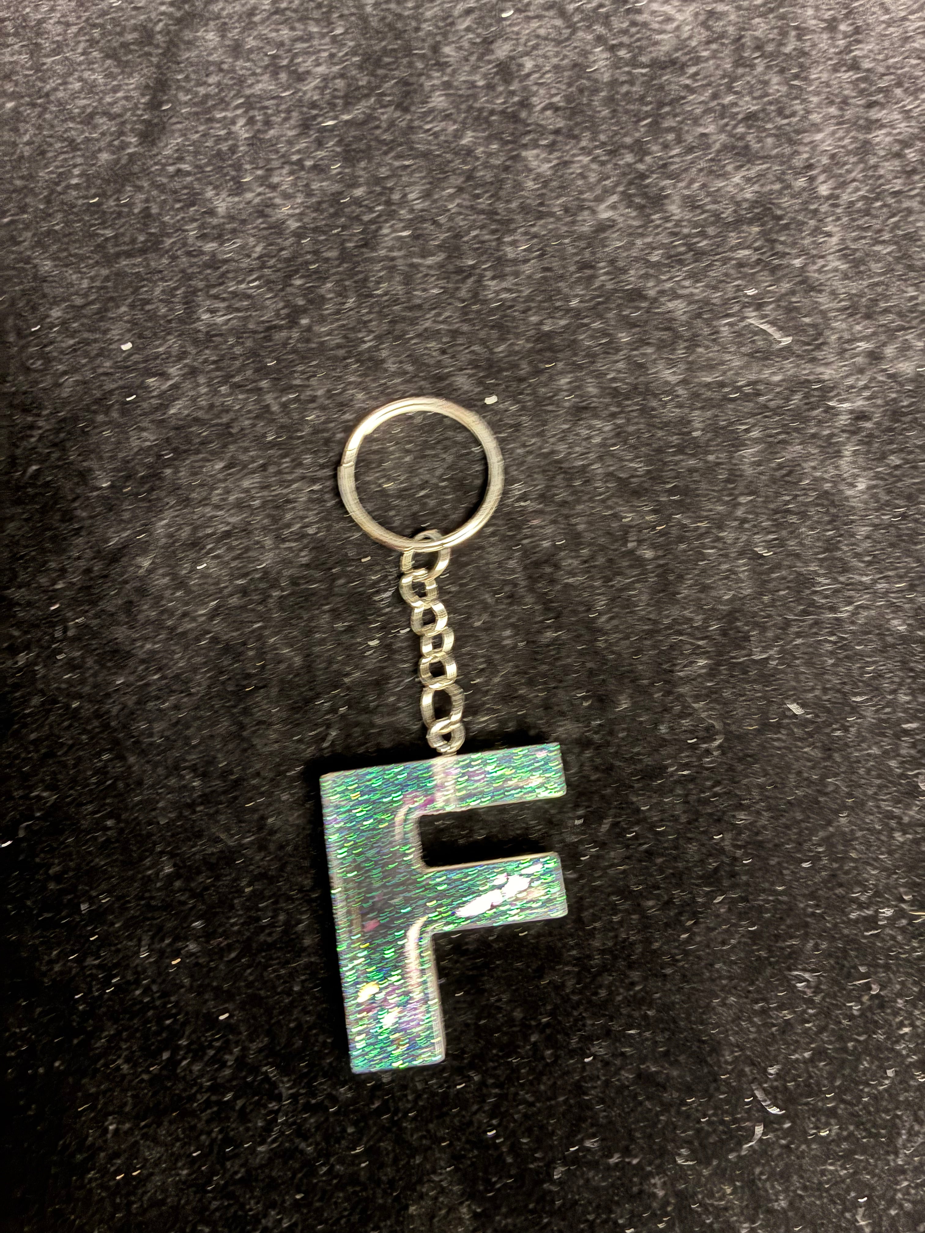 Porte clé alphabétique paillette vert feuille d’or rose LES MERVEILLES DE SONIA