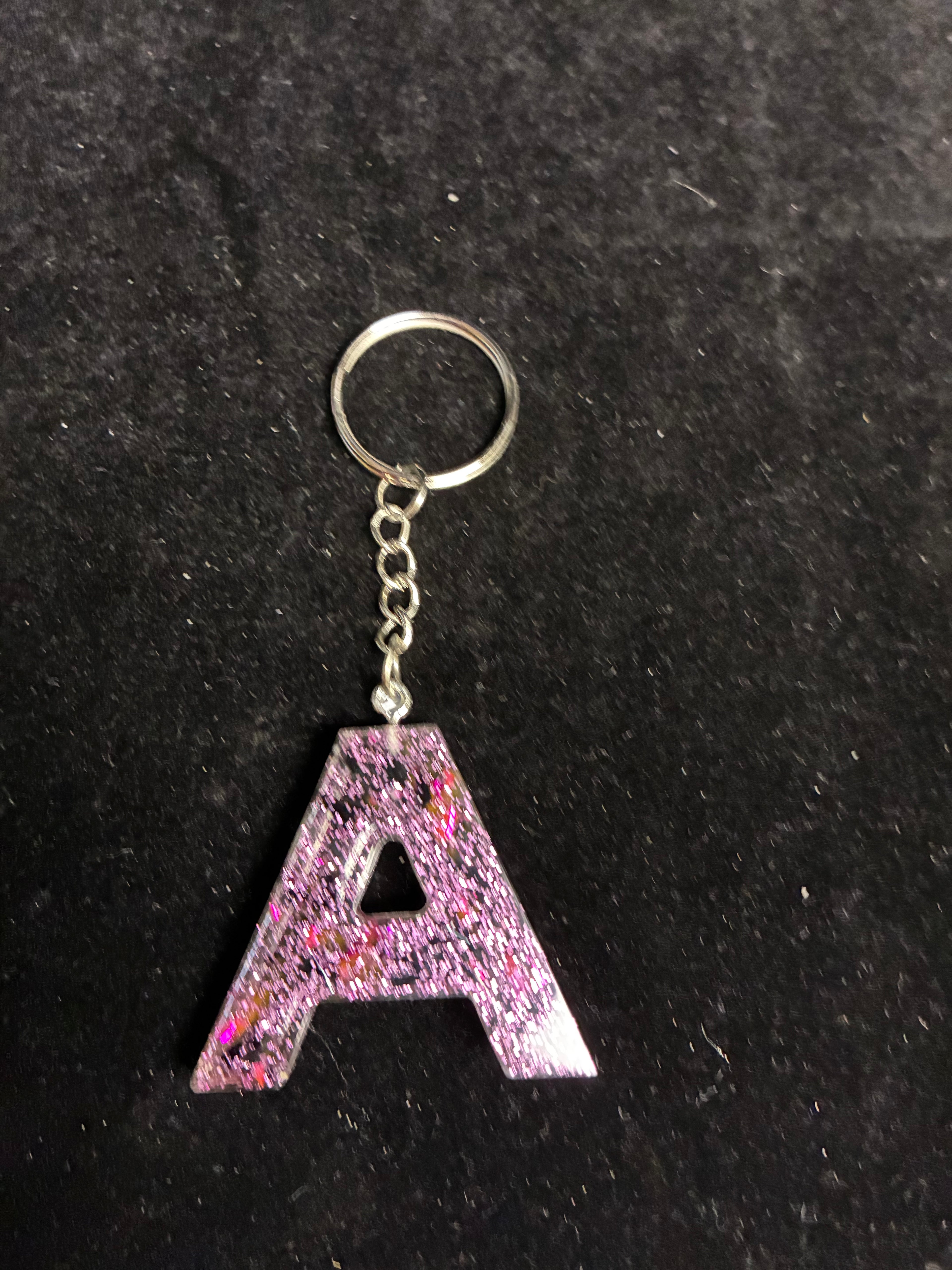 Porte clé alphabétique feuille d’or noir et rose LES MERVEILLES DE SONIA