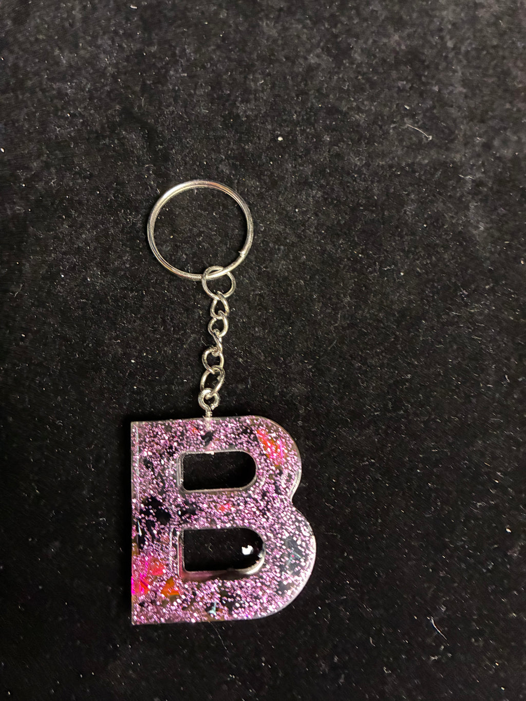 Porte clé alphabétique feuille d’or noir et rose LES MERVEILLES DE SONIA