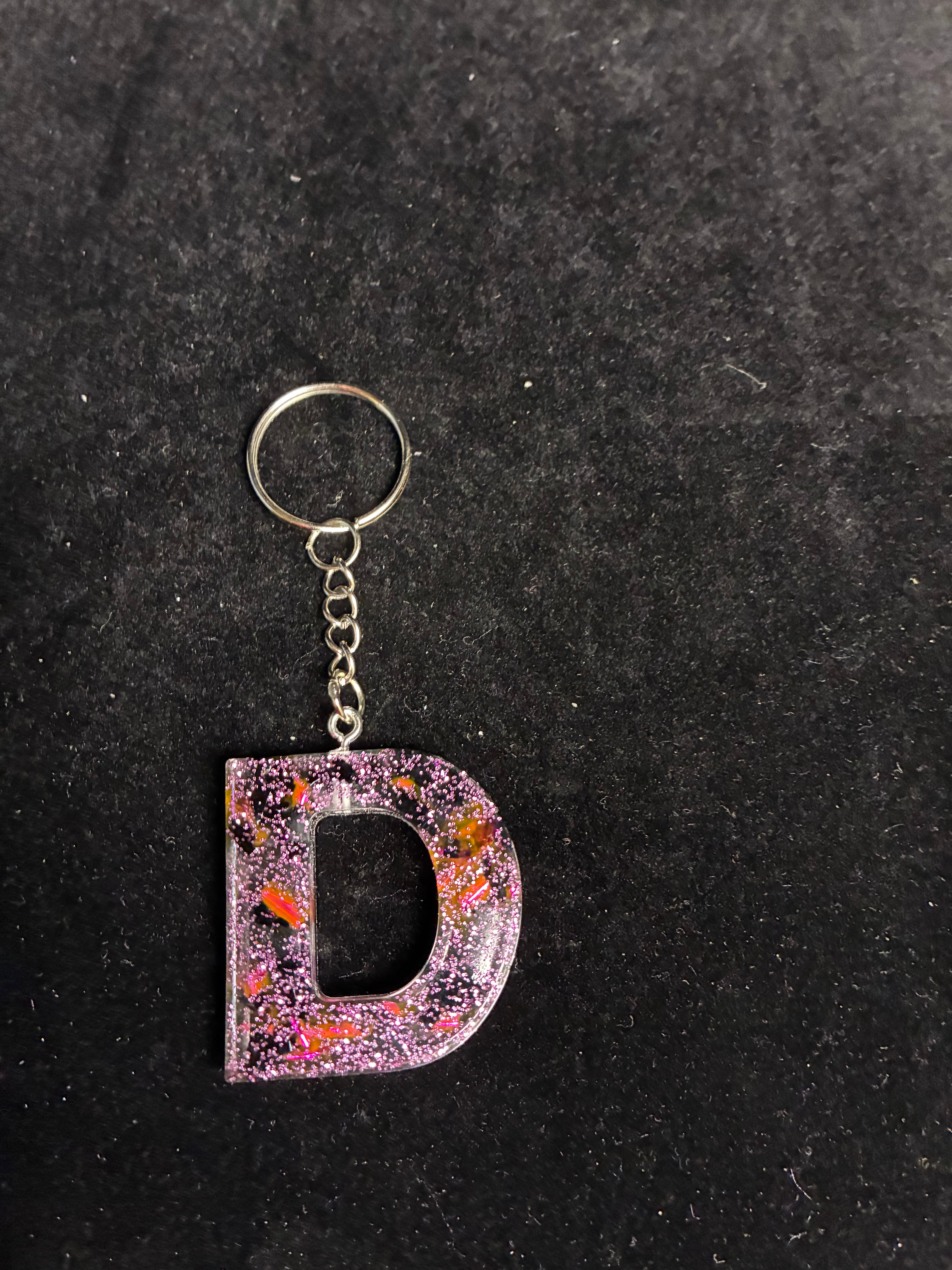 Porte clé alphabétique feuille d’or noir et rose LES MERVEILLES DE SONIA