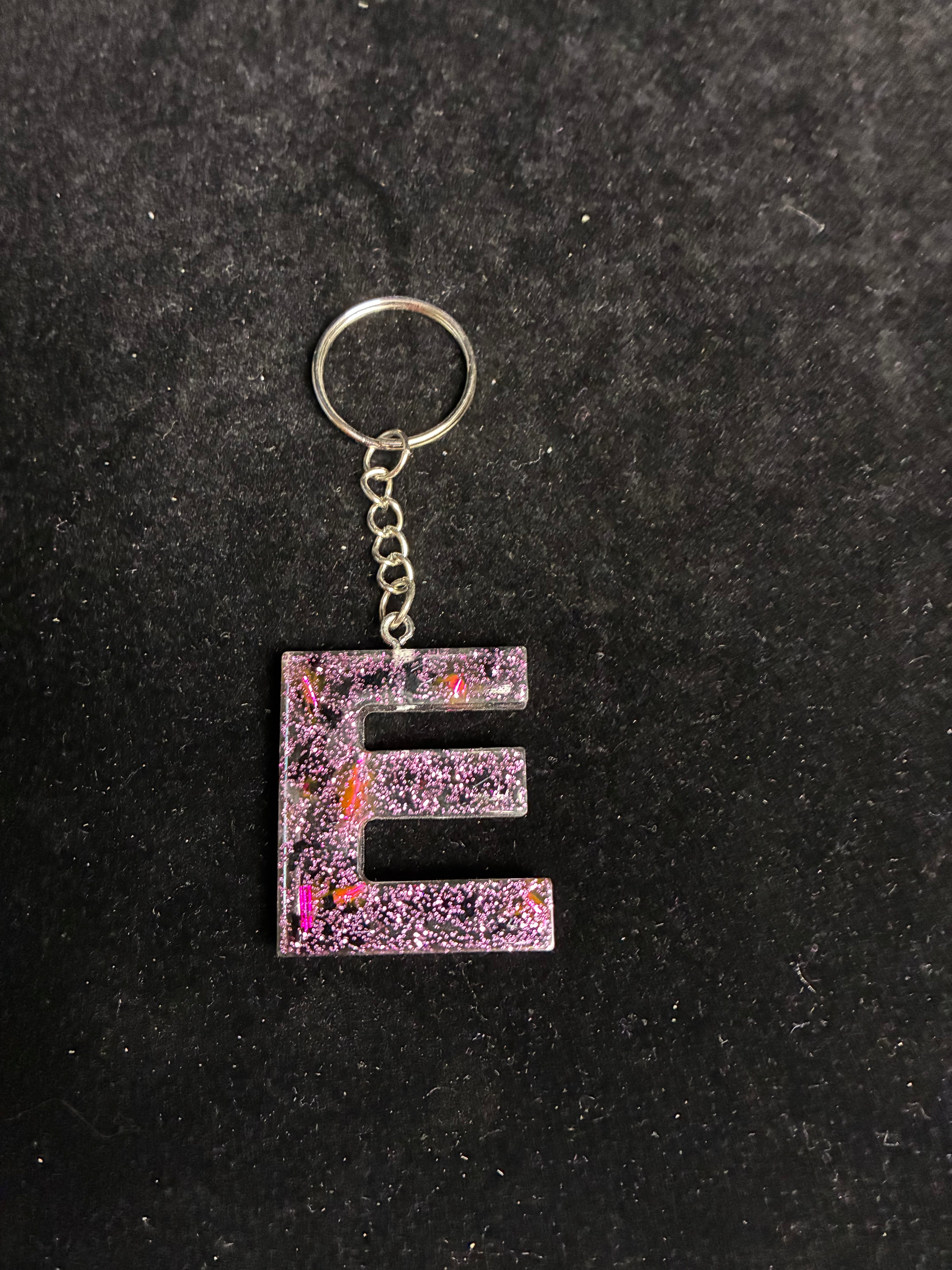 Porte clé alphabétique feuille d’or noir et rose LES MERVEILLES DE SONIA