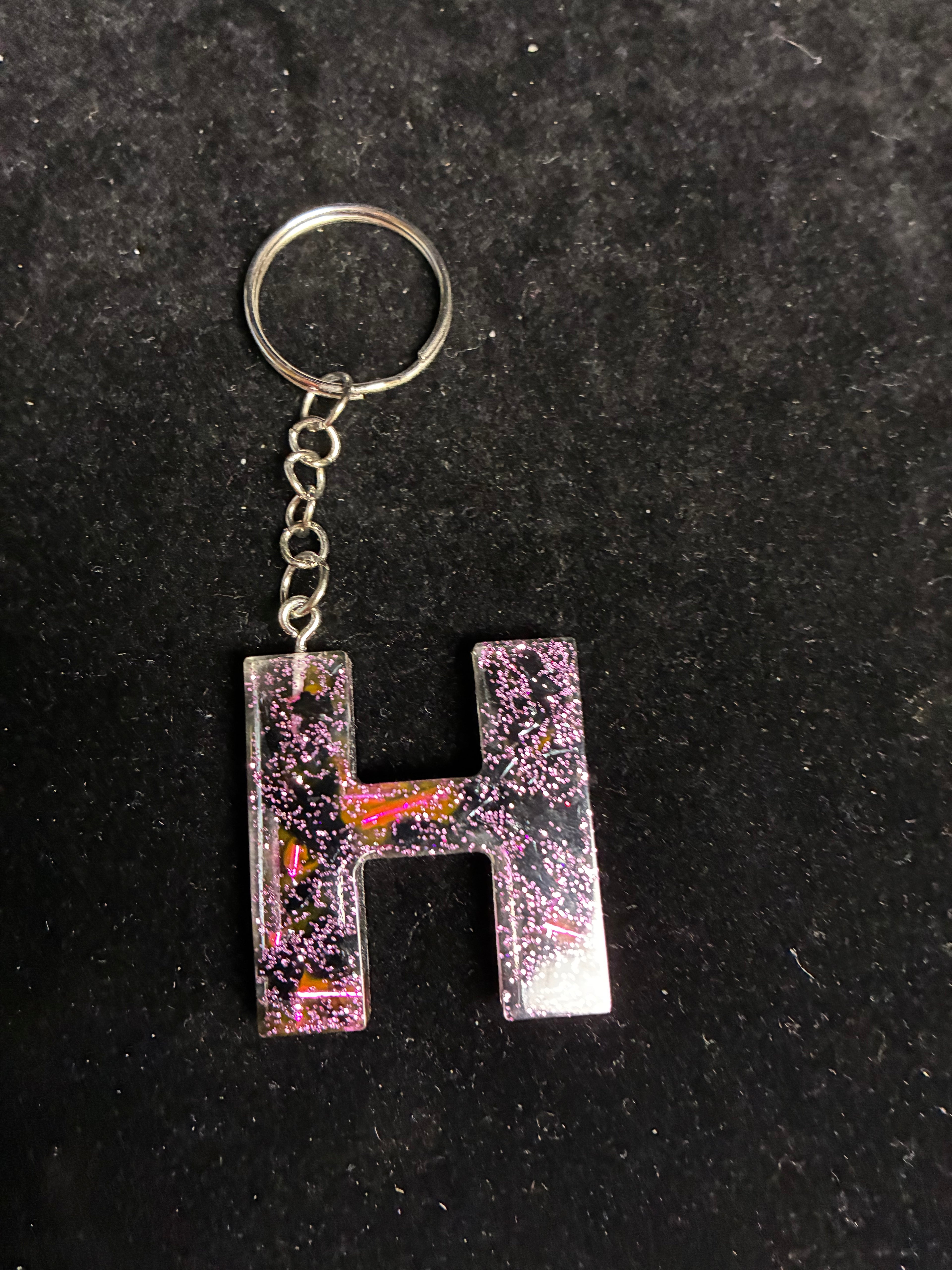 Porte clé alphabétique feuille d’or noir et rose LES MERVEILLES DE SONIA