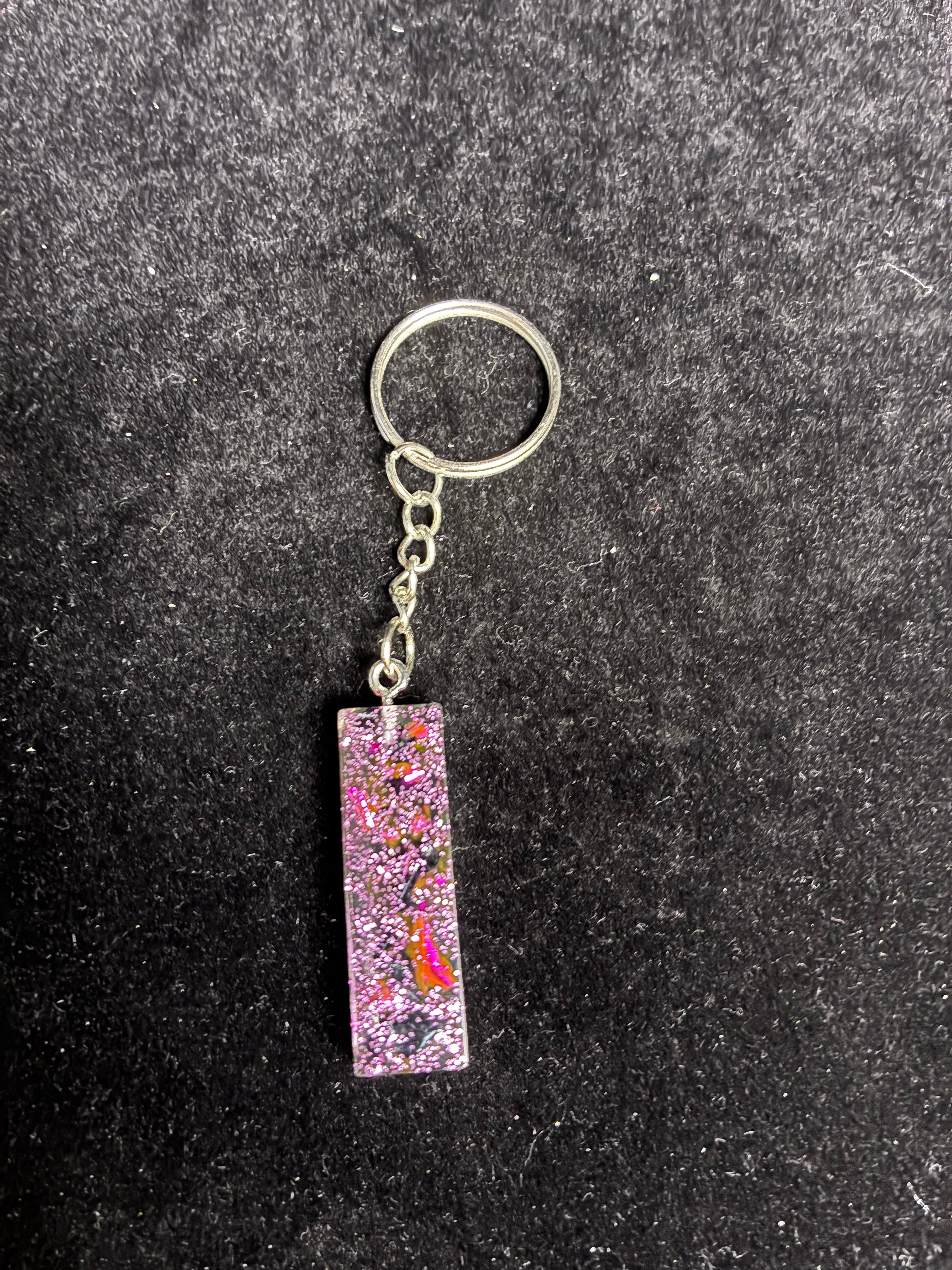 Porte clé alphabétique feuille d’or noir et rose LES MERVEILLES DE SONIA