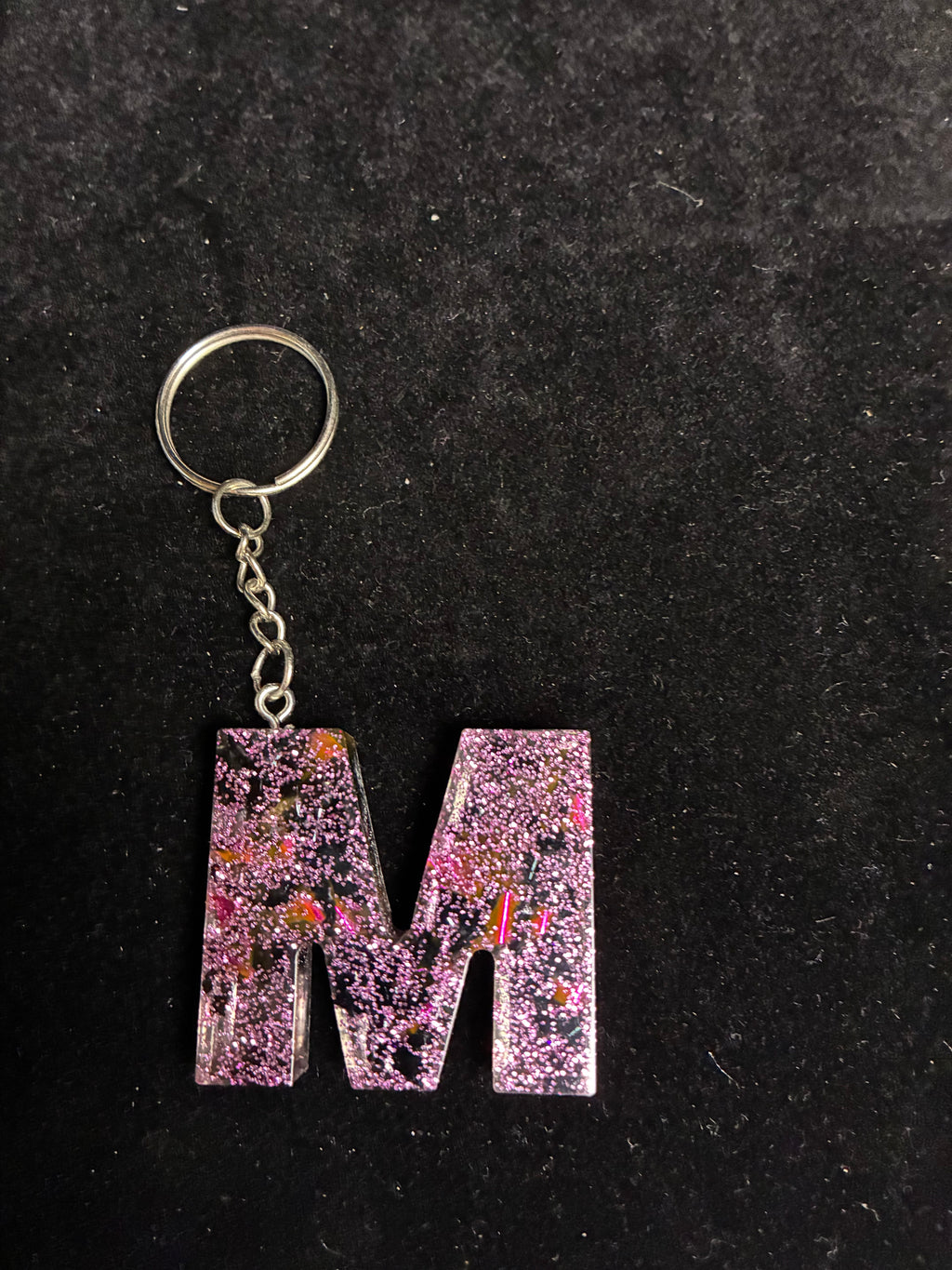 Porte clé alphabétique feuille d’or noir et rose LES MERVEILLES DE SONIA