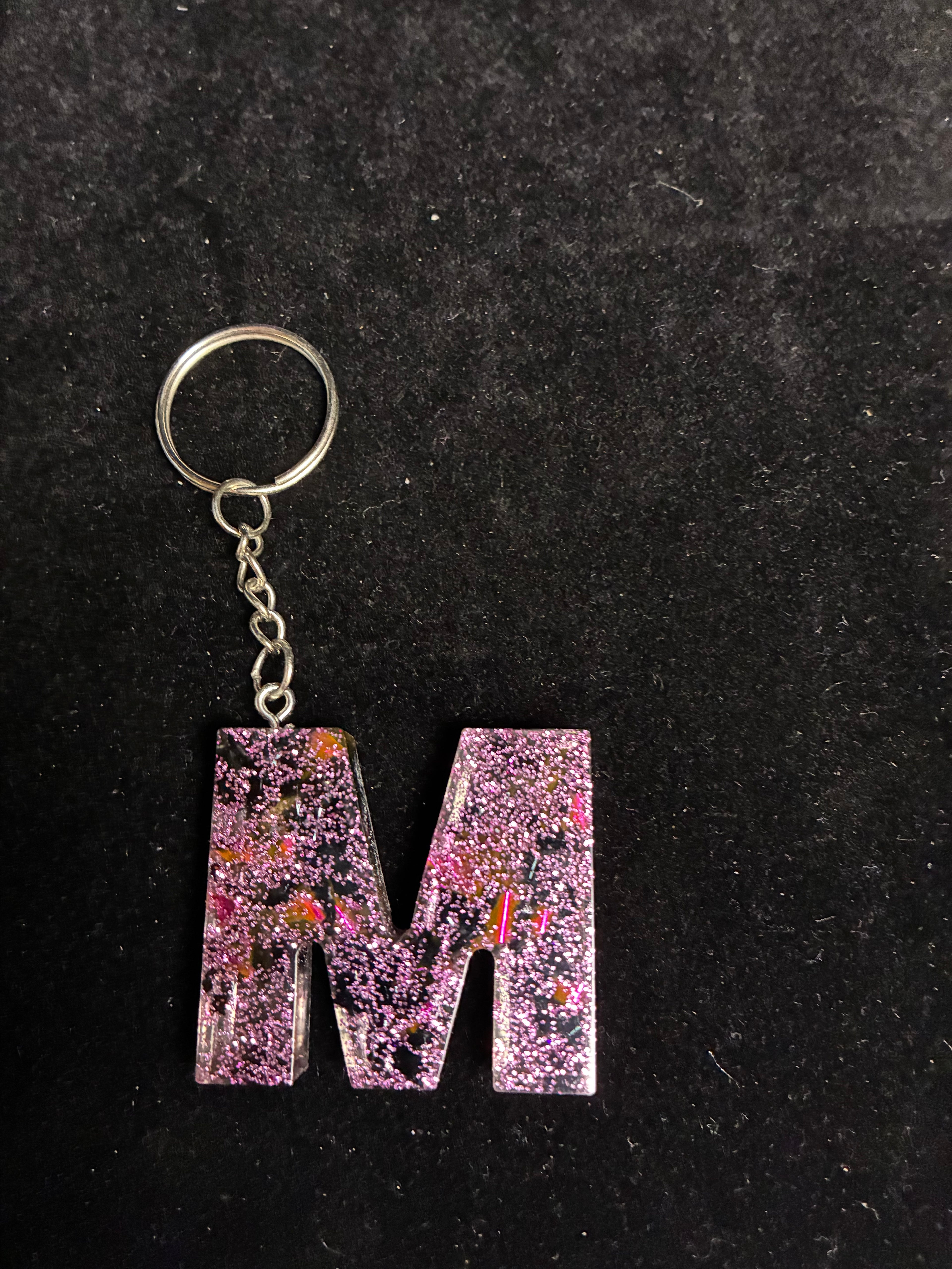 Porte clé alphabétique feuille d’or noir et rose LES MERVEILLES DE SONIA