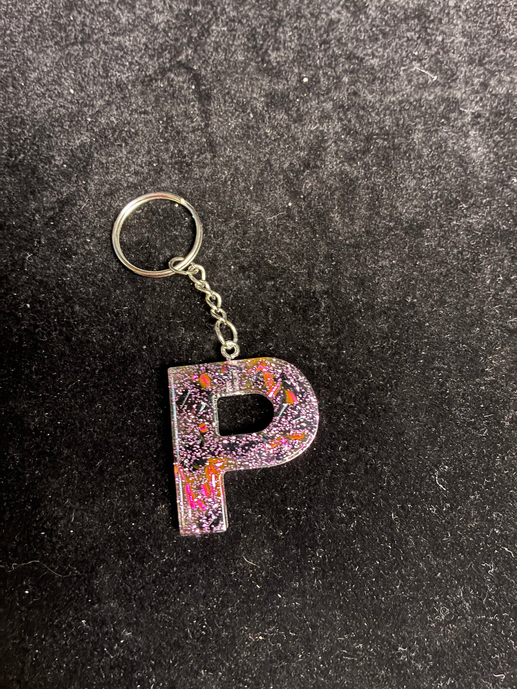 Porte clé alphabétique feuille d’or noir et rose LES MERVEILLES DE SONIA
