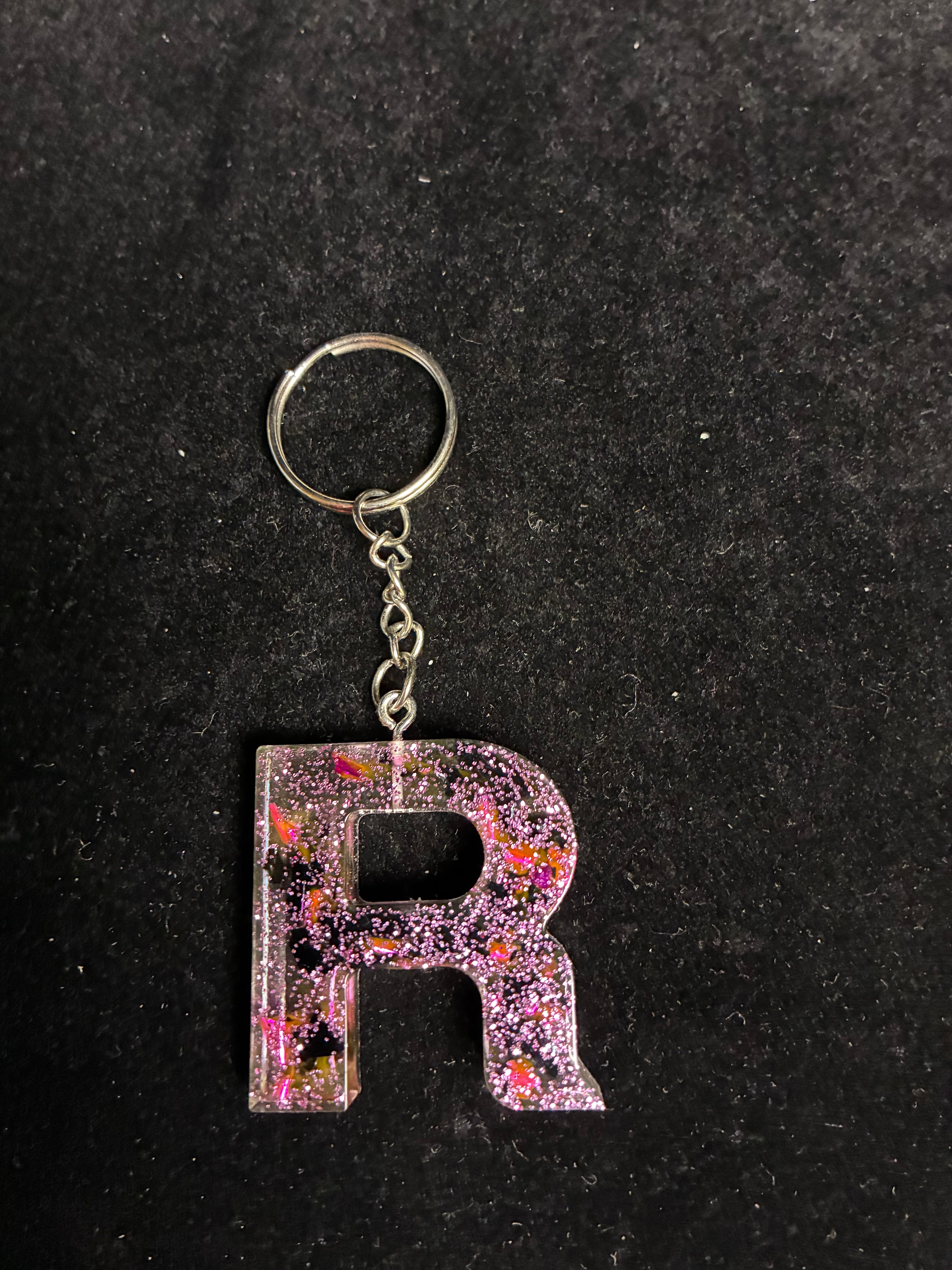 Porte clé alphabétique feuille d’or noir et rose LES MERVEILLES DE SONIA