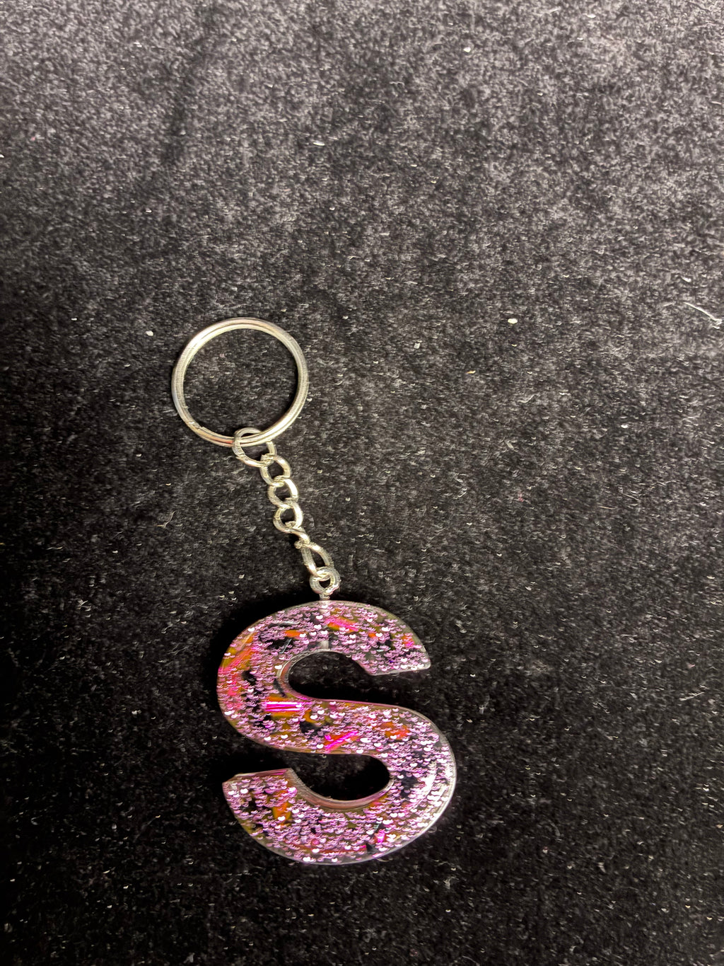 Porte clé alphabétique feuille d’or noir et rose LES MERVEILLES DE SONIA