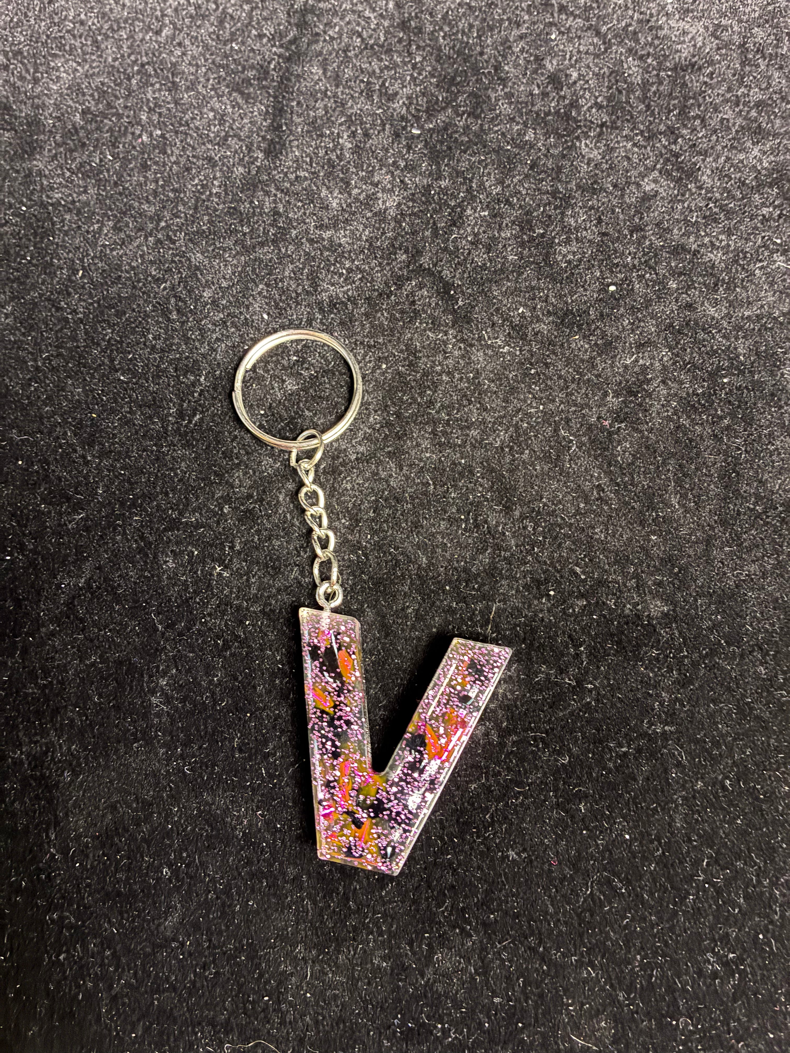 Porte clé alphabétique feuille d’or noir et rose LES MERVEILLES DE SONIA