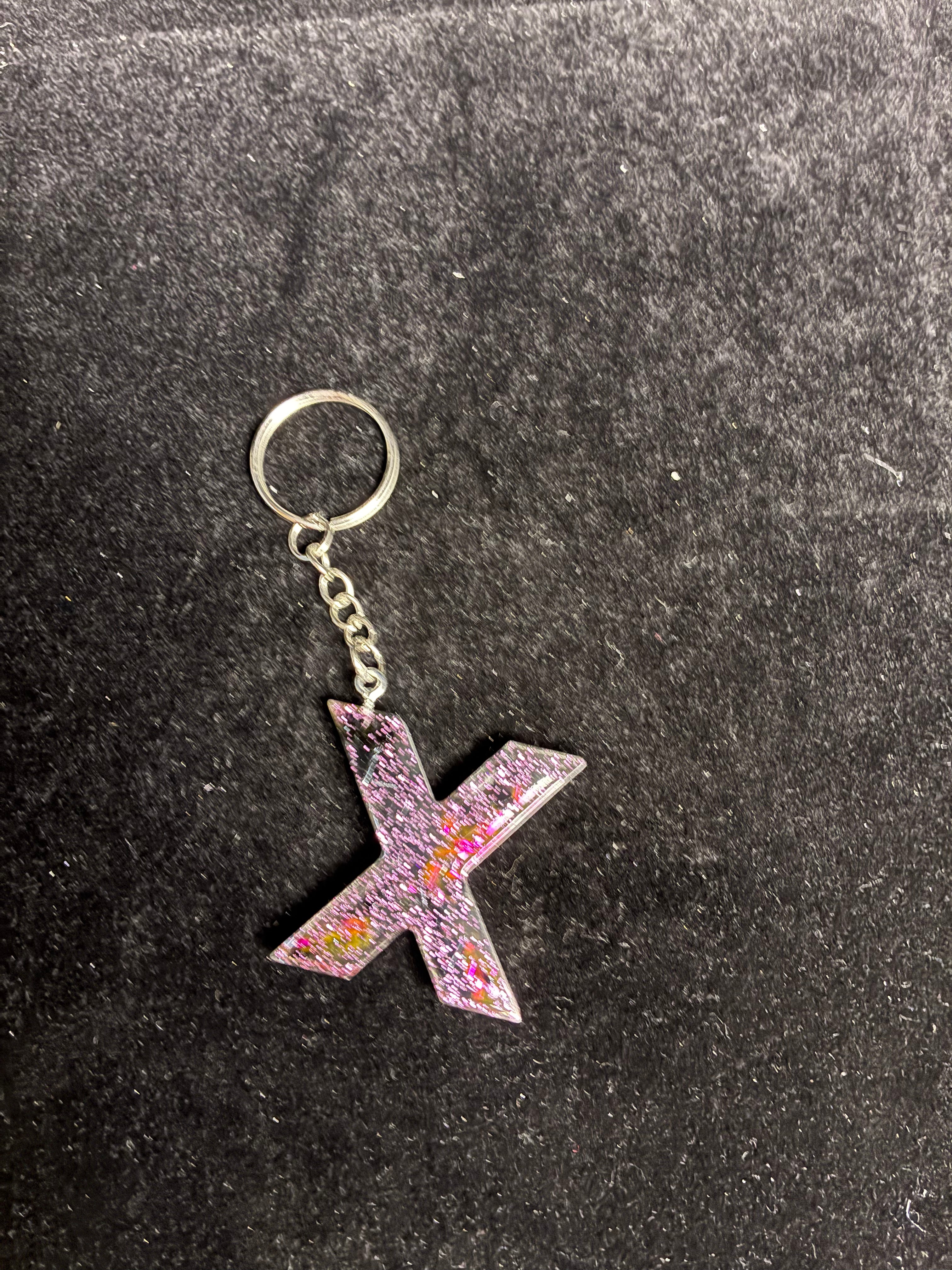 Porte clé alphabétique feuille d’or noir et rose LES MERVEILLES DE SONIA