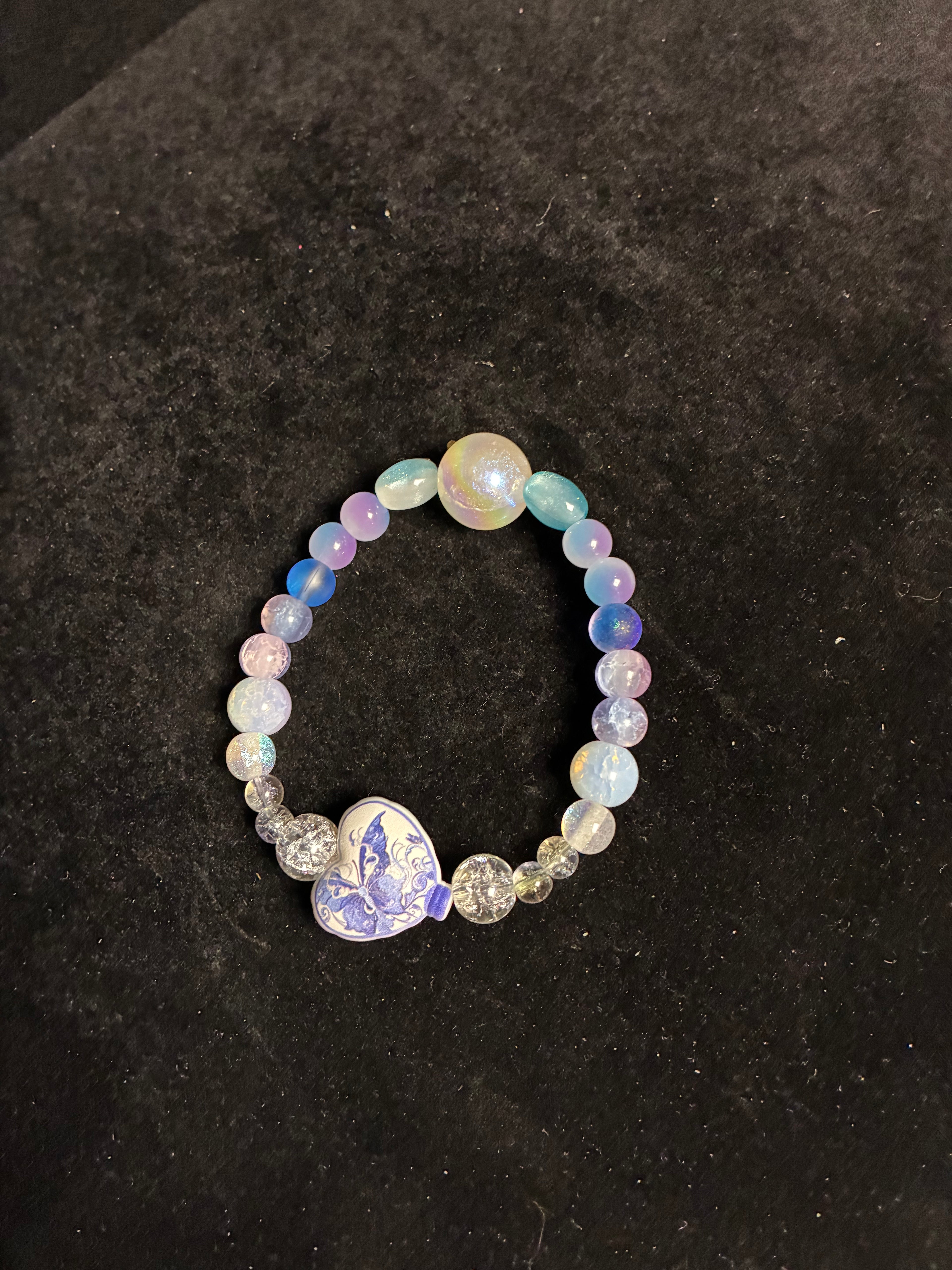 Bracelet papillon bleu perle de verre ou résine LES MERVEILLES DE SONIA