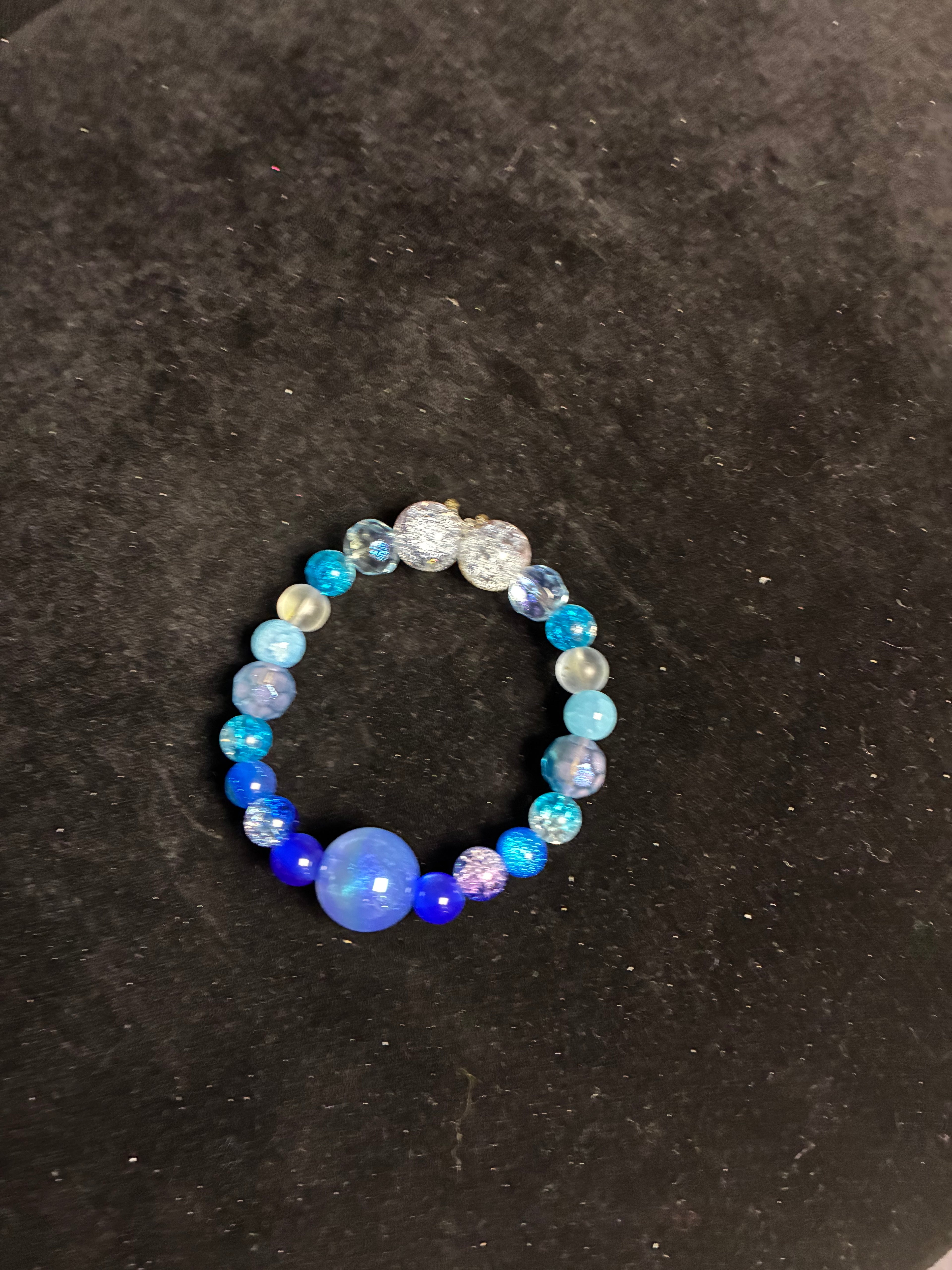 Bracelet boule bleu perle de verre ou résine LES MERVEILLES DE SONIA
