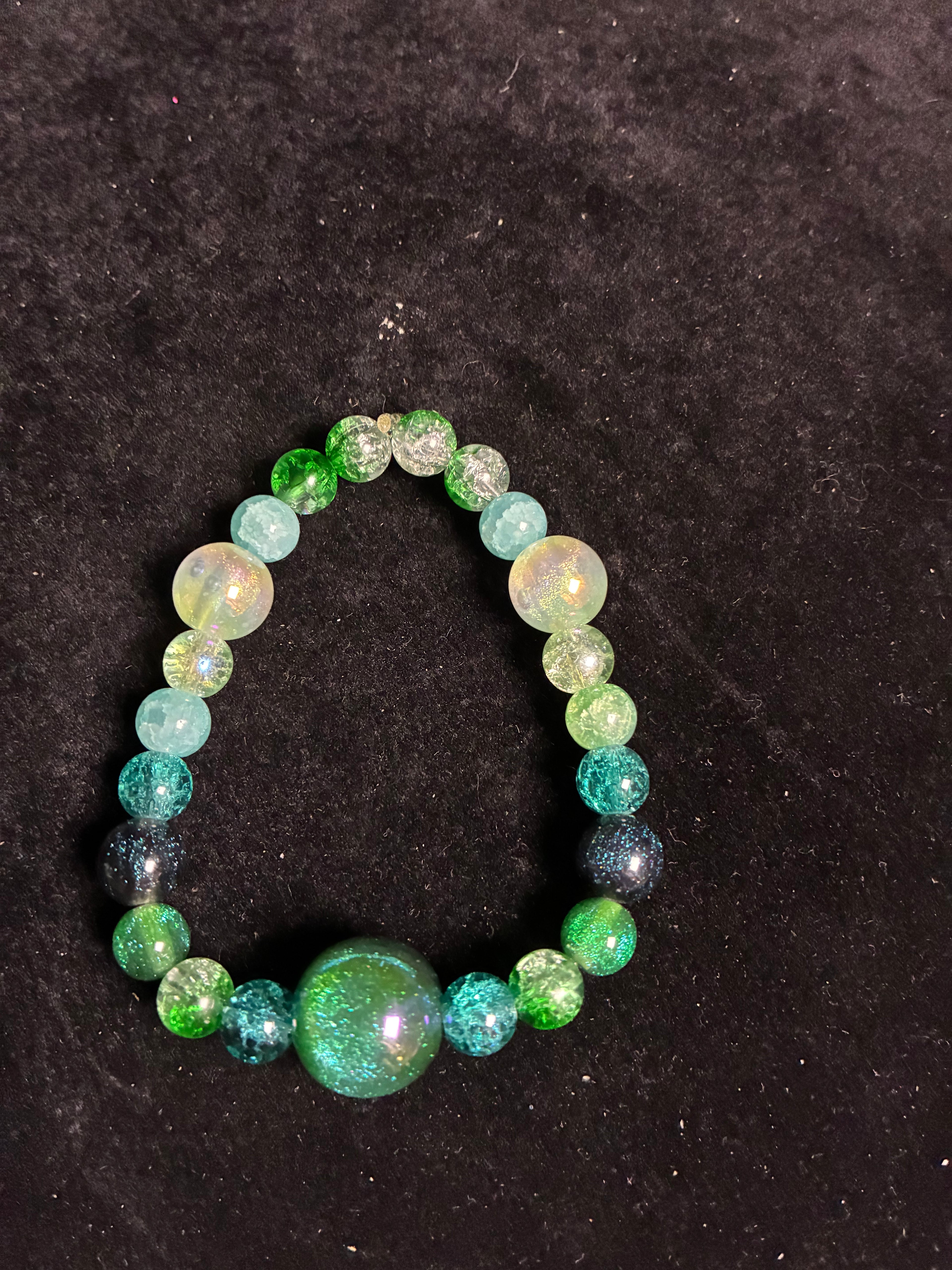 Bracelet boule vert perle de verre ou résine LES MERVEILLES DE SONIA