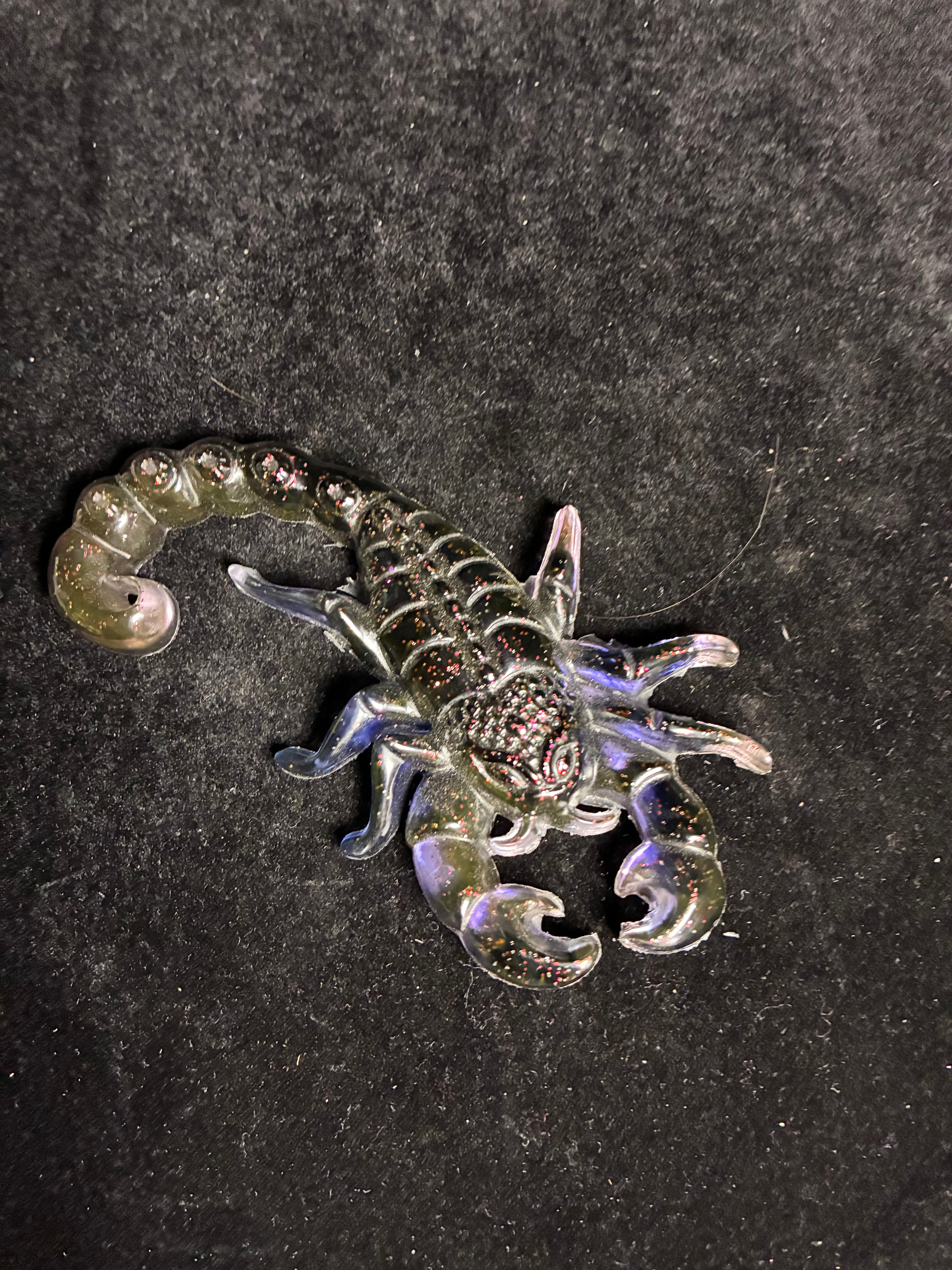 Scorpion violet rouge noir LES MERVEILLES DE SONIA