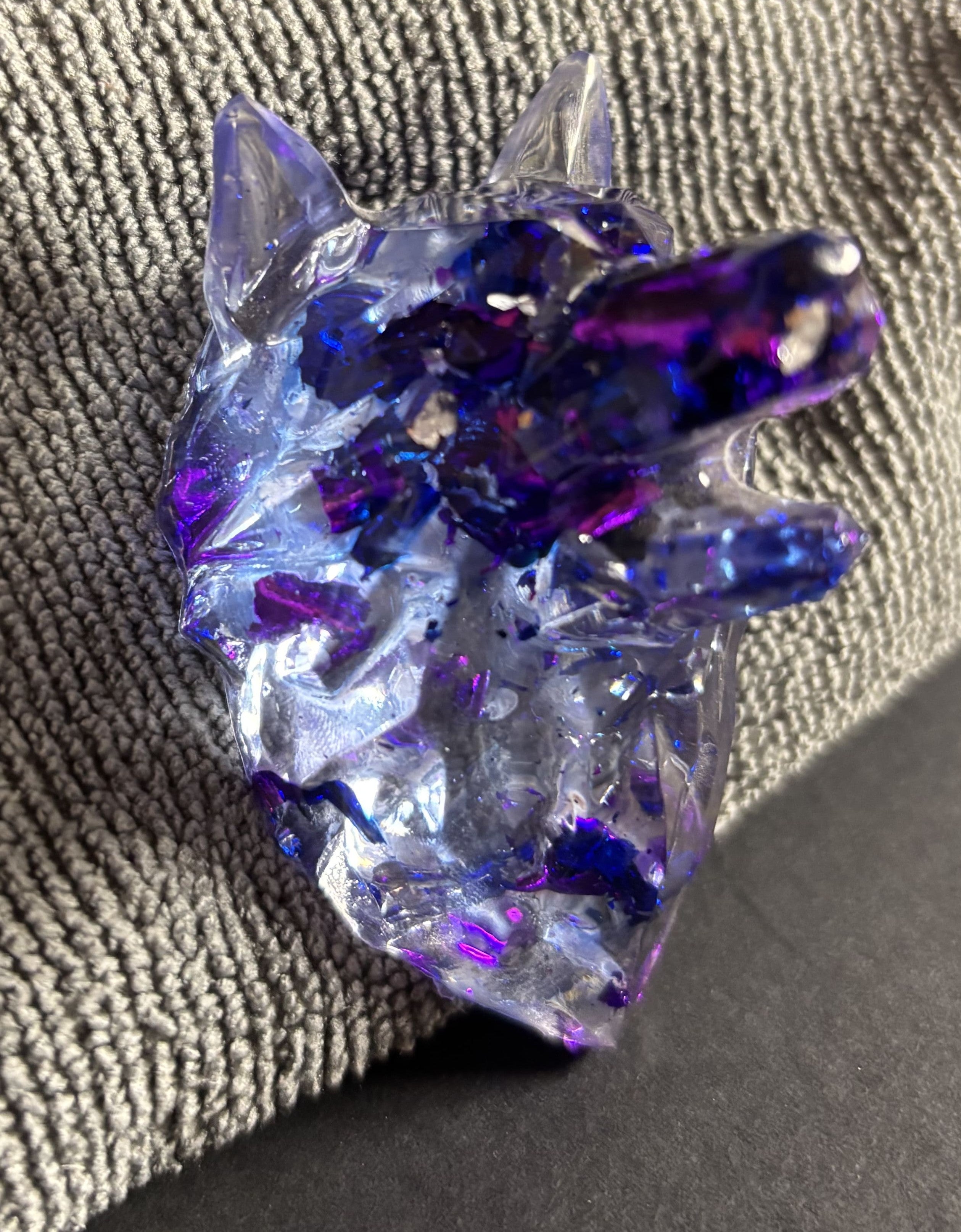 Tête de loup feuille d'or rose et bleu